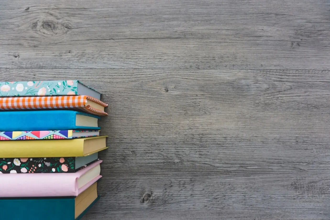 Anordnung von Büchern mit Leerraum